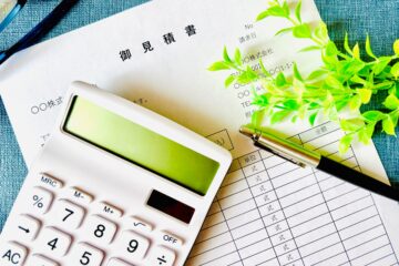 見積書と電卓 