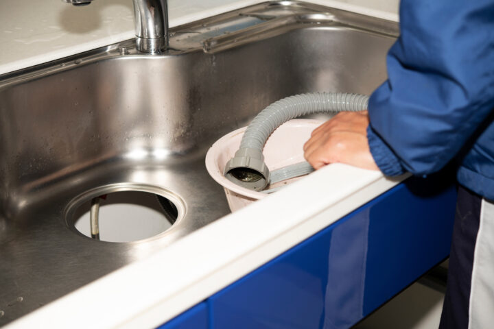 専門スタッフによる施工・修理作業