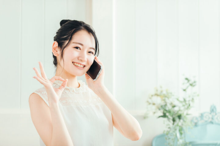 スマホで通話する女性  