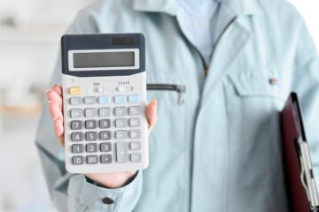 見積もりを出すの作業服を着た女性